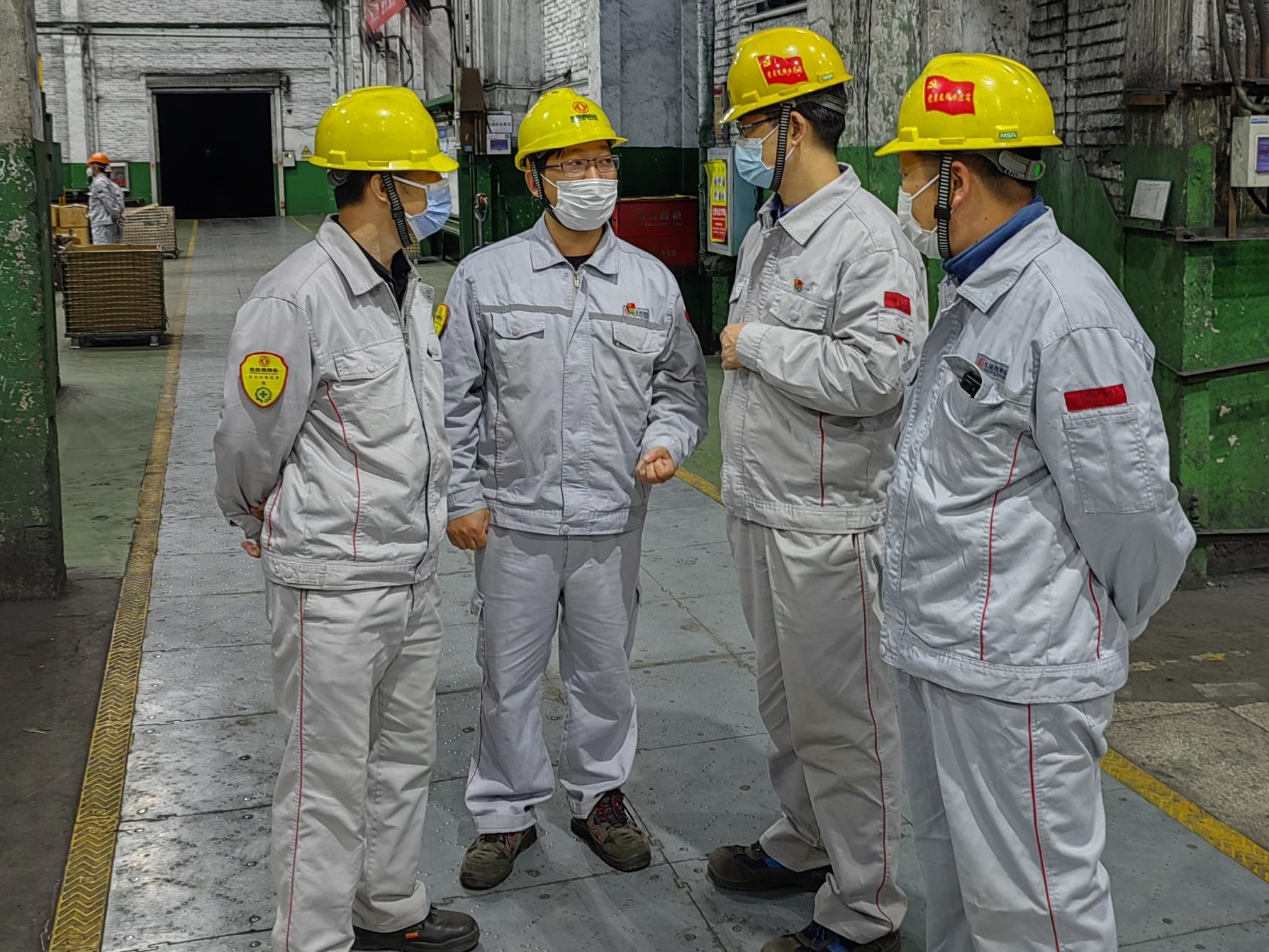 駐廠管理團隊在一車間指導新品調試 (1).jpg